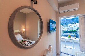 Apartment, Balcony, City View | Interior