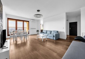 TV - Melody Park Spacious Apartment (Warszawa)