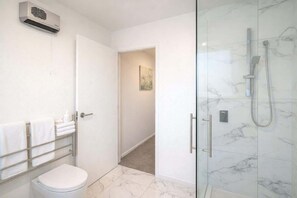 Shower, hair dryer, towels, shampoo - Bright Christchurch Apartment with Private Patio (Christchurch)