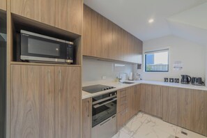 Fridge, microwave, oven, stovetop - Bright Christchurch Apartment with Private Patio (Christchurch)