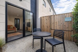 Outdoor dining - Bright Christchurch Apartment with Private Patio (Christchurch)