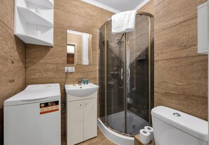 Dusche, Haartrockner, Handtücher