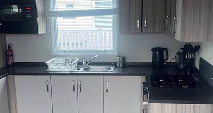 Caravan- Sleeps 6, 2 Bedrooms - Thurston Manor