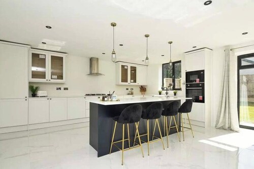 8 Bedroom House Sleeps 20 - Private Garden