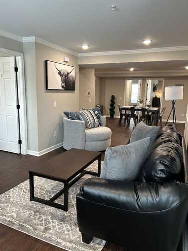 *Spacious 3 bed/3 bath apartment near airport/UB*