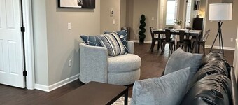 *Spacious 3 bed/3 bath apartment near airport/UB*