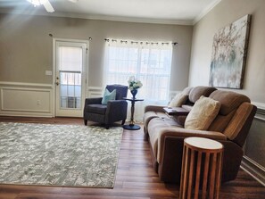 Living area - 3-bedroom townhome in family-friendly Evans, 7 miles to Masters golf course (Evans)