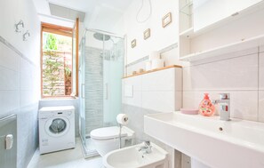 Shower, hair dryer - Awesome apartment in Zoagli with WiFi (Zoagli)