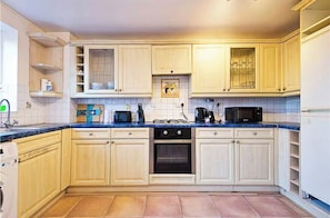 Image 3 - Apartment, Sleeps 5 - Free Parking, Private Garden (London)