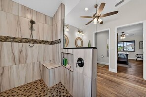 Shower, hair dryer, towels - Sunset Retreat with heated pool (Rotonda West)