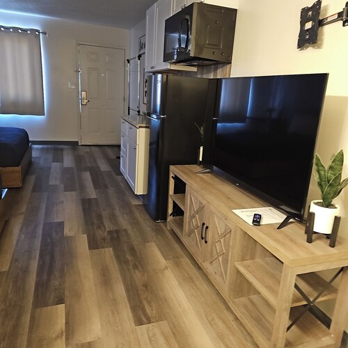 Beautiful spacious, pet friendly, 2 beds, 1 bath