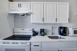 Fridge, microwave, oven, stovetop - 2BR Apt Near EWR and NYC • Workspace + Parking (Newark)