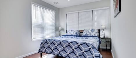 Tabla de planchar con plancha, wifi y ropa de cama