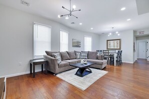 TV - Spacious 4BR Newark Home – Family and Comfort (Newark)