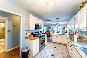 Fridge, microwave, oven, stovetop - Charming 3-Bed Beach House with bathtub and BBQ (Surfside Beach)