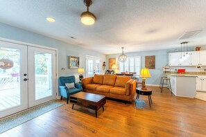 TV - Charming 3-Bed Beach House with bathtub and BBQ (Surfside Beach)
