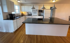 Private kitchen - High Brow House - Elevate to Escape for 10! (Mentone)