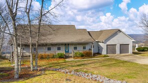 Exterior - High Brow House - Elevate to Escape for 10! (Mentone)