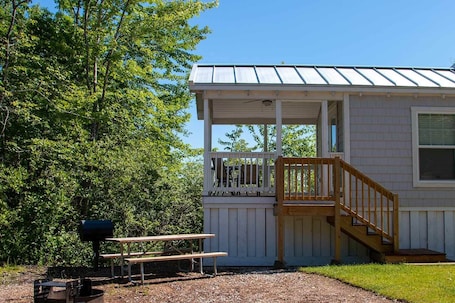 Bear Camp Cottage. Sun Retreats Westward Shores