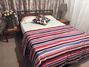 Room - Private Room with Queen Size Bed (London)