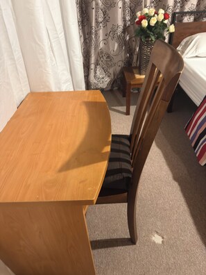 Room - Private Room with Queen Size Bed (London)