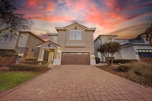 Exterior - Spacious Kissimmee/Orlando 8BR Retreat w/ Private Pool & Fun Themed Bedrooms (Kissimmee)