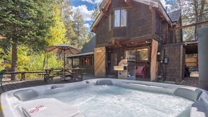 Outdoor dining - New! River's Edge - Hot tub - Close to Palisades (Olympic Valley)