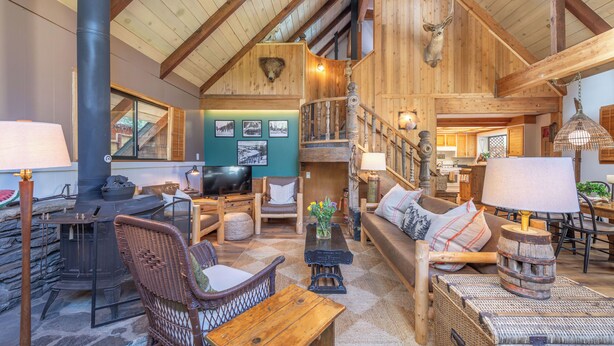 TV, fireplace - New! River's Edge - Hot tub - Close to Palisades (Olympic Valley)