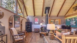 Interior - New! River's Edge - Hot tub - Close to Palisades (Olympic Valley)