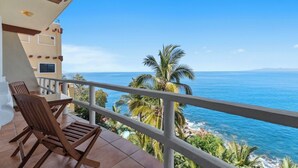 A balcony with a view of the ocean and palm trees. - With sea views / View Next to the Oxxo viewpoint (Mismaloya Aguacate)
