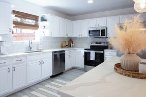 Private kitchen - Charming Family Home Near Historic Downtown McKinney (McKinney)