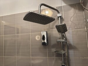 Whirlpool, Haartrockner, Handtücher, Toilettenpapier