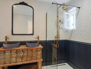 Douche, sèche-cheveux, serviettes fournies