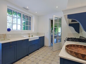 Fridge, microwave, oven, dishwasher - Provençal Stone Mas sea view | heated pool, tennis, pétanque | 20 min St-Tropez (La Garde Freinet)
