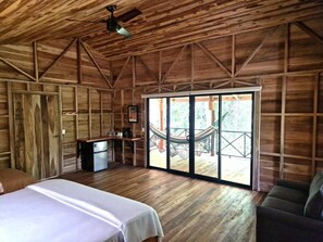 ห้องลักซ์ชัวรี่สวีท, ระเบียง, วิวสวน | พื้นที่ทำงานแบบใช้แล็ปท็อป, เปล/เตียงเด็กอ่อน, Wi-Fi ฟรี, ผ้าปูที่นอน