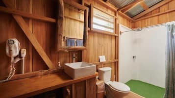 Douche, articles de toilette écologiques, séchoir à cheveux