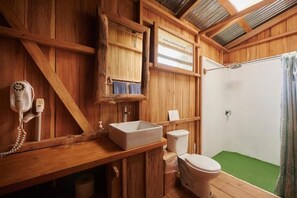 Ducha, artículos de tocador ecológicos, secador de pelo, toallas