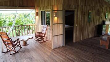 Phòng đôi tiện nghi đơn giản, ban công, quang cảnh vườn | Nội thất