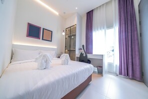 6 bedrooms, Internet - 10 Minute to Beach/  Big House 6 Bedroom private pool stay 12 person /BBQ Party/ (Muang Pattaya)