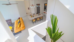 Un interior moderno con comedor, cocina y sofá.