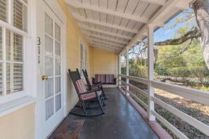 Terrace/patio - Beach Cottage Steps to Sand | Walk to Pier & King and Prince (Saint Simons Island)