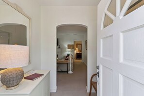 Interior - Beach Cottage Steps to Sand | Walk to Pier & King and Prince (Saint Simons Island)