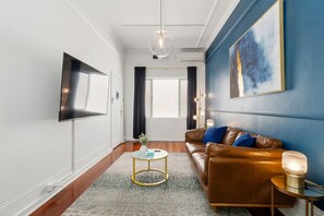 TV - Old English Inspired 1BR Apartment (West Perth)