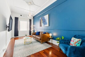 TV - Old English Inspired 1BR Apartment (West Perth)