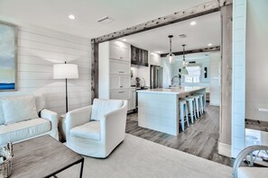 TV, books - 🏖️ Beachfront Townhome with Free Beach Chair Setup 🌴 (Santa Rosa Beach)