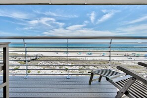 Property grounds - 🏖️ Beachfront Townhome with Free Beach Chair Setup 🌴 (Santa Rosa Beach)