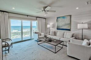 TV, books - 🏖️ Beachfront Townhome with Free Beach Chair Setup 🌴 (Santa Rosa Beach)