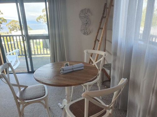 Cosy beach cottage at Verona Sands, hot tub / island views  & dog-friendly beach