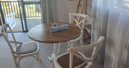 Cosy beach cottage at Verona Sands, hot tub / island views & dog-friendly beach