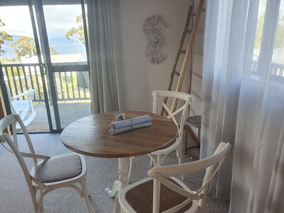 Cosy beach cottage at Verona Sands, hot tub / island views & dog-friendly beach